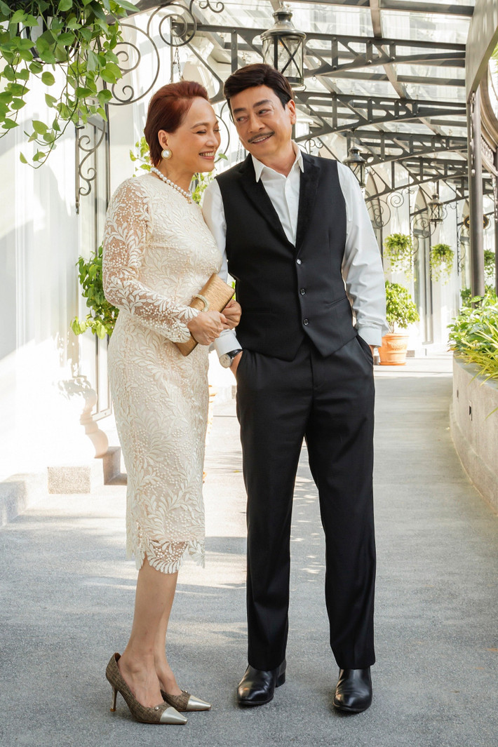 NSND Lê Khanh và NSND Hoàng Dũng đóng chung với nhau bộ phim điện ảnh "Gái già lắm chiêu 5". Đây là dự án điện ảnh phía Nam đầu tiên cả hai hợp tác. Nếu không dính dịch Covid-19, bộ phim đã được công chiếu rộng rãi trên toàn bộ hệ thống rạp chiếu cả nước.