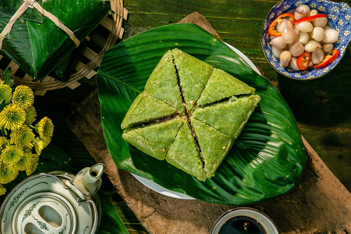 1. Việt Nam - bánh chưng/bánh tét: Trên bàn thờ gia tiên của mỗi gia đình Việt, mâm cỗ ngày Tết không thể thiếu bánh chưng, bánh tét. Món ăn là cách người Việt thể hiện lòng biết ơn trời đất đã cho mưa thuận gió hòa mà cũng tỏ lòng biết ơn của con cháu đối với tổ tiên. Gói bánh chưng Tết cũng thể hiện được chữ hiếu của con cái với cha mẹ, phong tục biếu cha mẹ bánh chưng dịp đầu năm từ đây mà có.