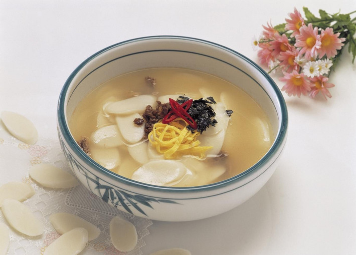 6. Hàn Quốc - Canh bánh gạo: Một trong những món ăn không thể thiếu trong mâm cơm ngày Tết của xứ kim chi chính là canh bánh gạo (Tteokguk). Món ăn được chế biến với thành phần bột gạo, nước xương bò hầm, thịt bò, hành hoa. Mọi thành viên trong gia đình sẽ quây quần bên nhau thưởng thức canh để cầu mong có sức khỏe dồi dào và may mắn trong năm mới.
