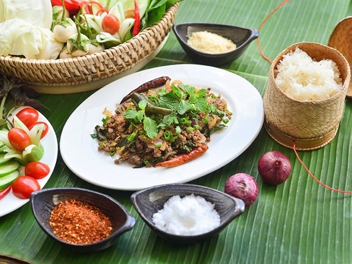 Người dân Lào dùng món ăn này với ý nghĩa cầu tài lộc dồi dào trong năm mới. Bên cạnh đó, họ còn biếu tặng món lạp cho những người thân thiết với ý nghĩa cầu tài, lộc đến cho người nhận.