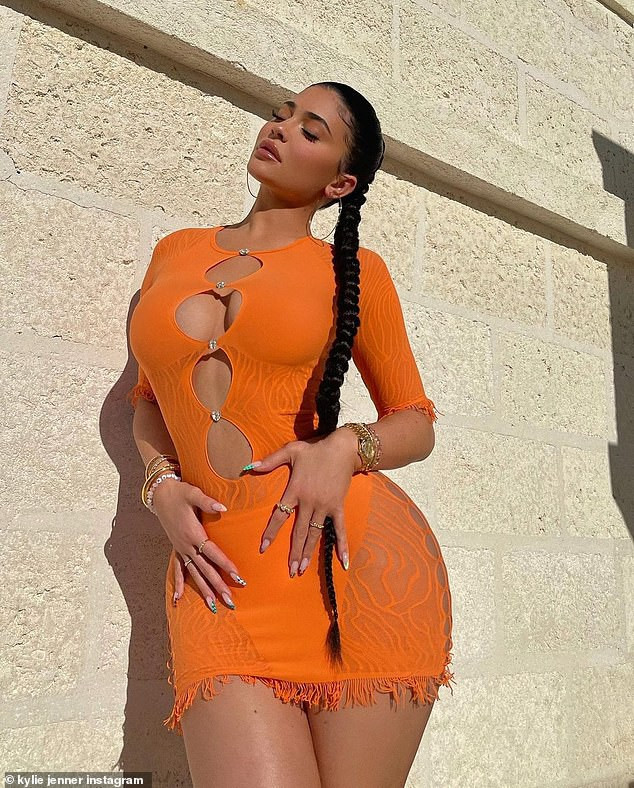 Tỷ phú trẻ nhất thế giới 2020 Kylie Jenner mới đây tung loạt ảnh mặc váy xuyên thấu màu cam xẻ ngực táo bạo chụp tại villa Tranquility có giá lên đến 32.500 USD/đêm trong kỳ nghỉ ở quần đảo Turks & Caicos mới đây.