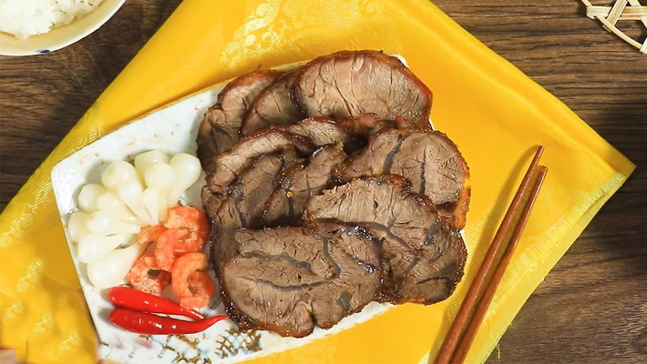 Bò kho mật mía là một trong những món ăn đặc biệt thường xuất hiện trong mâm cỗ ngày Tết của người miền Trung. Món ăn hấp dẫn bởi vị mềm ngọt của miếng thịt bò, hương thơm từ mía, mùi cay từ các gia vị gừng, sả, ớt.
