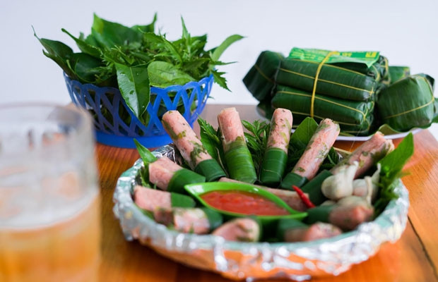 Nem chua được làm từ thịt và bì heo được muối chua theo cách đặc biệt, gói trong lá chuối và có thể giữ được trong thời gian dài. Đây là món ăn ngon của người miền Trung, được sử dụng nhiều trong những dịp Tết đến xuân về, được cho là một trong những món ăn giải ngán cực tốt.