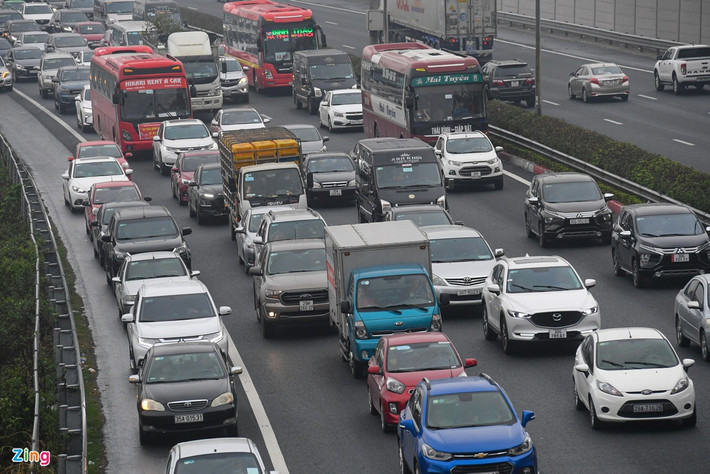Đến địa phận quận Hoàng Mai, TP Hà Nội, nhiều ôtô con di chuyển sang làn đường dân sinh khiến phần đường này cũng bị ùn tắc.