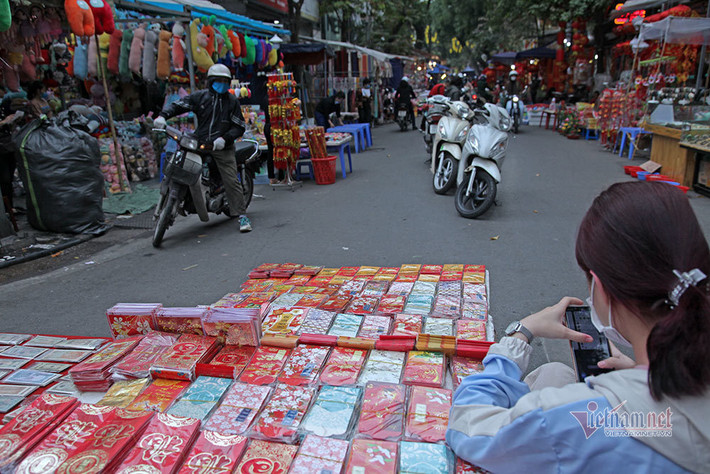 Những sạp bán bao lì xì với đủ mẫu mã, màu sắc rực rỡ