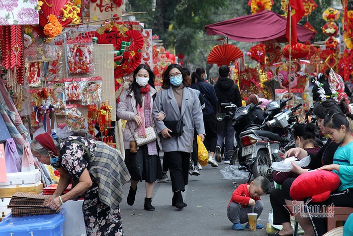 Bà Lan, một người bán hàng ở chợ cho biết mấy hôm nay khách vẫn khá vắng. Hy vọng gần Tết chợ sẽ đông hơn