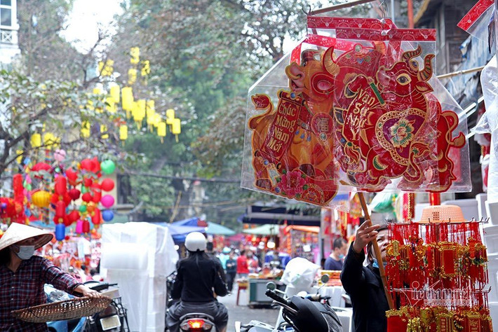 Những hình vẽ linh vật con trâu tượng trưng cho năm Tân Sửu 2021 đủ màu sắc rực rỡ được bày bán khắp khu chợ