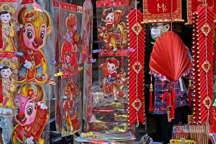 Tranh linh vật của năm, câu đối, pháo giả dùng để bày biện được bày bán rất nhiều
