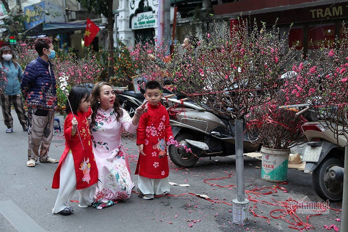 Một số người muốn ghi lại khoảnh khắc chợ hoa Tết nên đã bỏ khẩu trang để chụp hình