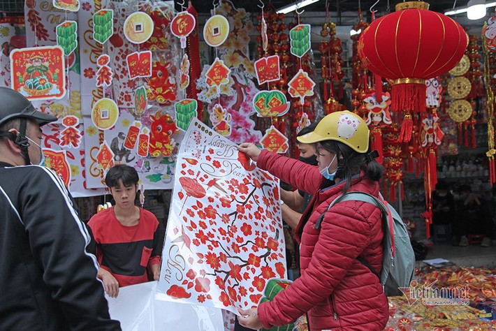 Những bức tranh Tết đủ sắc màu, nhiều mẫu mã có giá trên dười 100 nghìn đồng