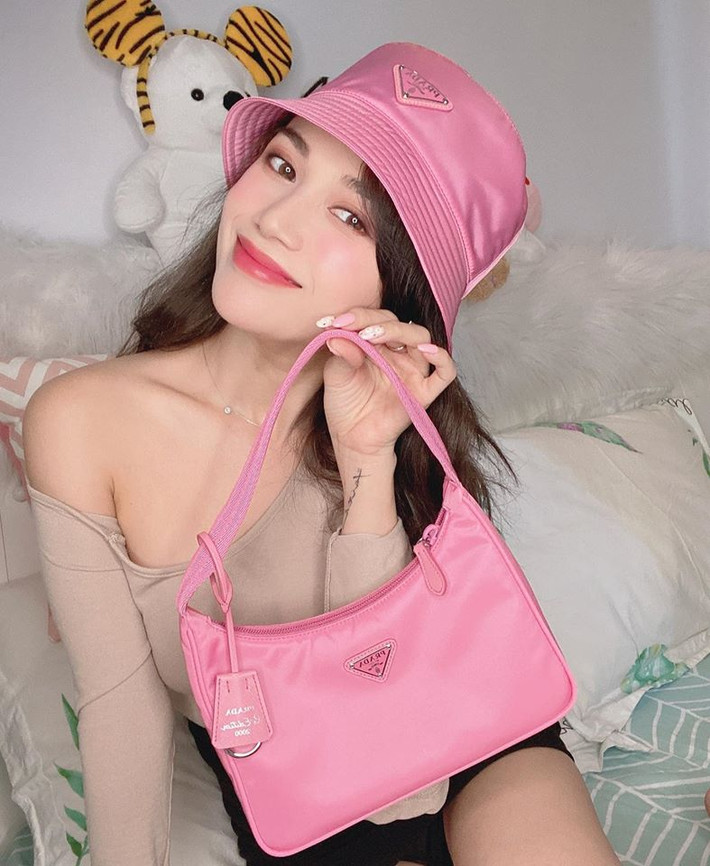 Trong ngày lễ tình nhân năm ngoái, Sĩ Thanh cũng mặc áo lệch vai gợi cảm khoe món quà 14/2 ngọt ngào.