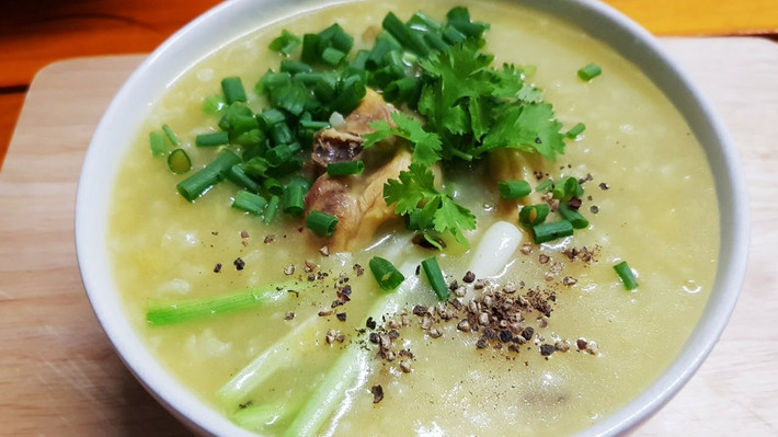 Hành rau thơm rửa sạch và thái nhỏ. Cháo nhừ hạt gạo vỡ nhỏ và mỡ gà trong nước dùng quyện đều, mùi thơm của nấm, đậu xanh, nước mắm ngon tuyệt. Múc cháo ra bát rồi cho thịt gà xếp lên trên, thêm hành rau thơm vào càng, rắc thêm hạt tiêu cho món cháo dậy mùi thơm và thưởng thức ngay khi cháo gà còn nóng hổi.