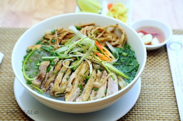 Lọc lấy thịt gà, rồi thái thành các miếng vừa ăn (lưu ý thái sao cho miếng thịt có cả da lẫn thịt, khi bày lên bát sẽ đẹp hơn). Thịt gà có thể trộn với ít muối hoặc bột nêm & lá chanh thái nhỏ.