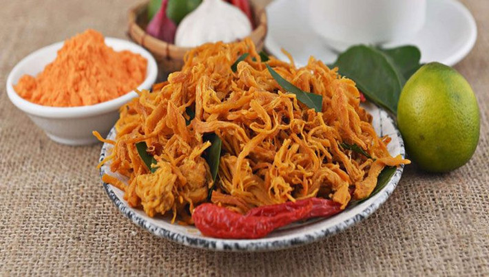 Xé thịt gà luộc theo thớ dài, gà không nên xé quá nhỏ sẽ khiến gà bị nát và khô. Ướp gà với 1/2 số bột ngũ vị hương, bột ớt và tất cả số đường, dầu hào, mì chính, nước mắm vào. Trộn thật đều cho gà ngấm các gia vị. Ướp khoảng 30 phút.