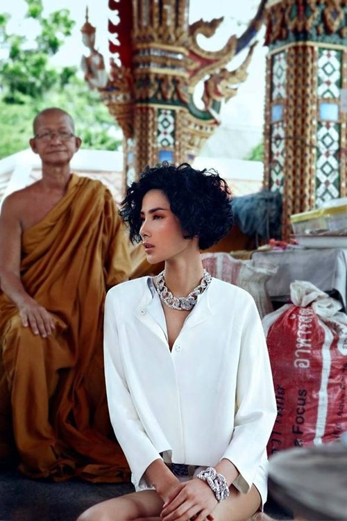 Hoàng Thùy bị lên án khi diện mốt thời trang giấu quần ngồi trước nhà sư.