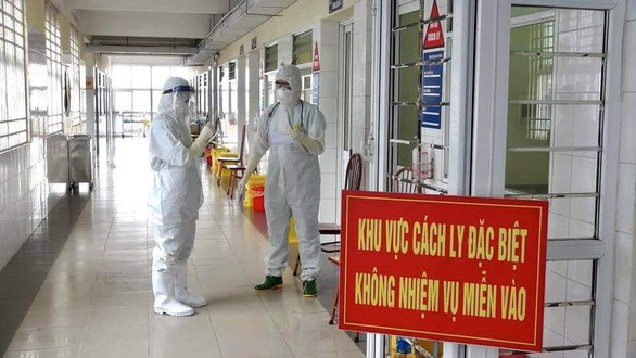 Nhân ngày Thầy thuốc Việt Nam, cùng nhìn lại những hình ảnh xúc động về các chiến sĩ áo trắng trong các khu điều trị COVID-19. Dù đã dự định ngày cưới nhưng trước tình hình dịch COVID-19 diễn biến phức tạp, bác sĩ Đỗ Thị Băng Ngân (Bệnh viện Phổi Quảng Ninh) cùng chồng đang công tác tại Bệnh viện Đa khoa Quảng Ninh đã chủ động gác chuyện riêng, hoãn cưới để xung phong vào khu cách ly điều trị cho những bệnh nhân COVID-19. Ảnh: Bệnh viện Phổi Quảng Ninh.