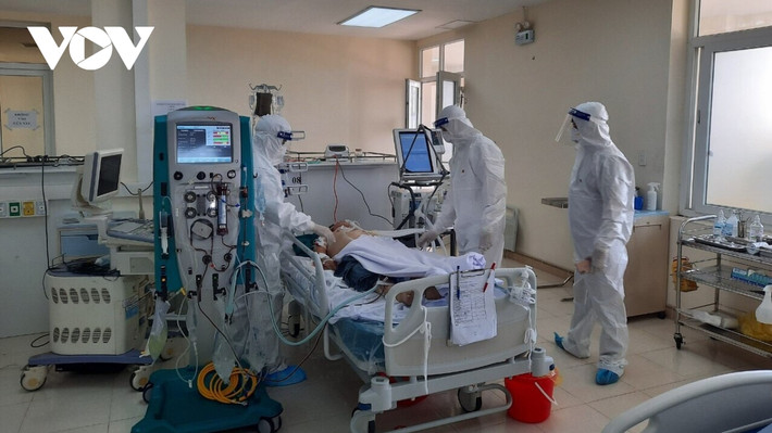Hình ảnh các bác sĩ thăm khám bệnh nhân tại bệnh viện Dã chiến số 2 đặt tại Trường Đại học Kỹ thuật Y tế Hải Dương, một trong 2 bệnh viện dã chiến đang điều trị cho các bệnh nhân COVID-19 tại Hải Dương. Ảnh: VOV.