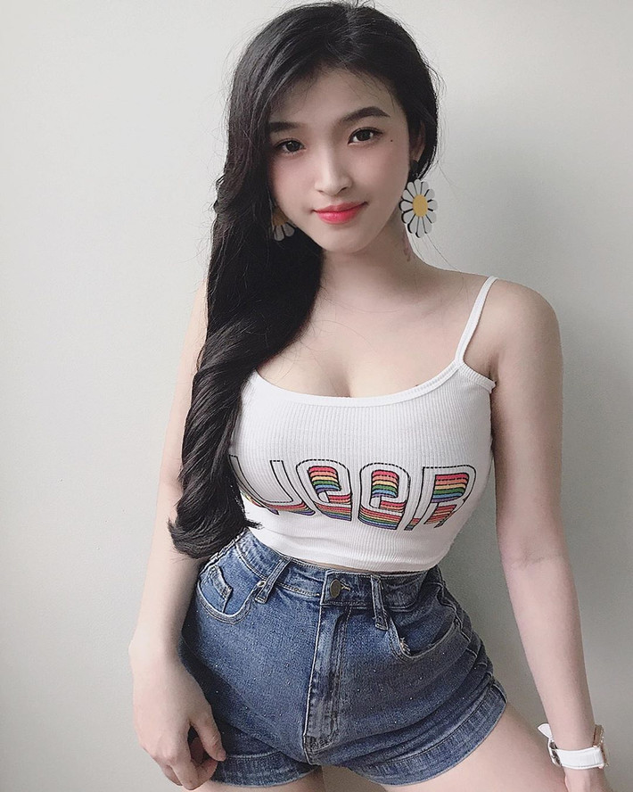 Nhiều người nhận xét, Bảo Trân có gu thời trang sexy trưởng thành trước tuổi.