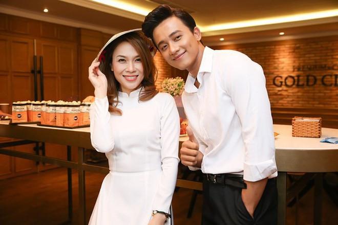 Cặp đôi chênh lệch 11 tuổi thường xuyên diện đồ đôi màu trắng tinh tế.