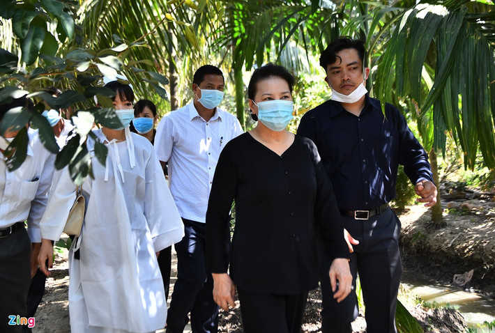 Khi đến nhà nguyên Phó thủ tướng Trương Vĩnh Trọng tại ấp Lương Thuận, xã Lương Quới, huyện Giồng Trôm, tỉnh Bến Tre, Chủ tịch Quốc hội Nguyễn Thị Kim Ngân thắp nhang và ra thăm vườn cây trái của ông.