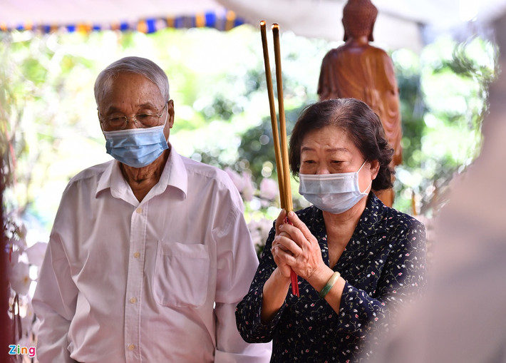 Trước đó trưa 20/2, nguyên Phó chủ tịch nước Trương Mỹ Hoa đến thắp nhang tiễn đưa ông Trương Vĩnh Trọng.