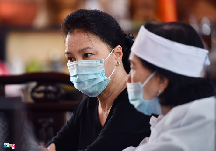 Chủ tịch Quốc hội lắng nghe bà Hồ Công Cẩn, vợ nguyên Phó thủ tướng chia sẻ tình trạng bệnh tật và những nỗ lực chống chọi của chồng bà trong nhiều năm. Bà Ngân động viên gia đình nguyên Phó thủ tướng cố gắng vượt qua nỗi đau.