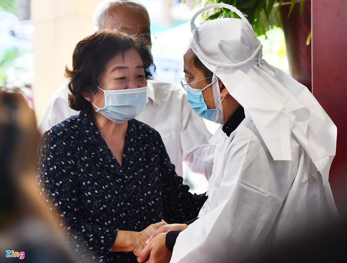 Bà Hoa động viên người thân gia đình nguyên Phó thủ tướng cố gắng vượt qua nỗi đau. Bà chia sẻ bản thân luôn dành sự quý mến đặc biệt đối với ông Trương Vĩnh Trọng.
