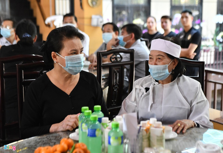 Bà Cẩn nói về nghị lực lúc cuối đời của chồng mình. Dù đau đớn, ông Trọng vẫn giữ tinh thần lạc quan, động viên và truyền năng lượng tích cực cho người thân và những người xung quanh cho đến khi mất.