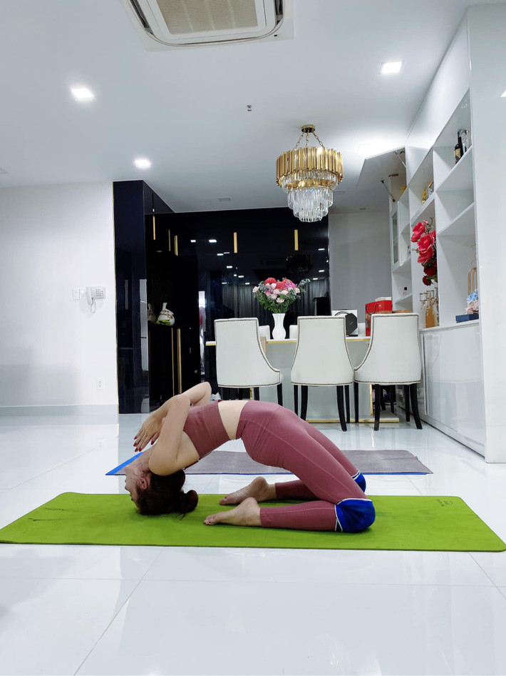 Cô tập luyện những động tác thiên về kéo giãn cơ, uốn dẻo để mở khớp linh hoạt.