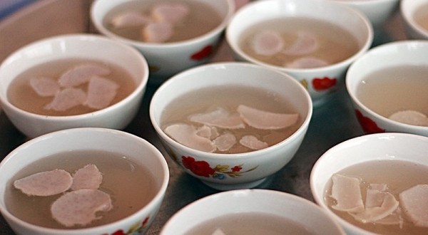 Mùi vị thanh mát vô cùng hấp dẫn, từng miếng khoai mỏng được bài trí bên trên hấp dẫn thị giác. Múc từng thìa chè chậm rãi thưởng thức, bạn chắc chắn sẽ ngạc nhiên rằng món ăn dân dã cũng sẽ có một vị riêng và thi vị đến vậy.