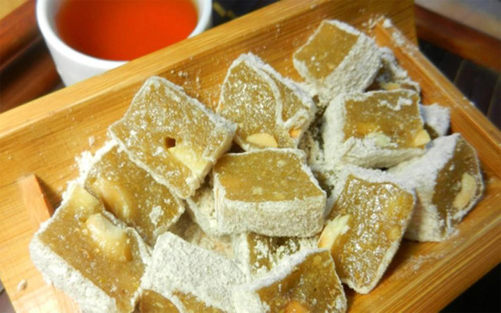 Món chè được làm kì công từ nếp cái, gừng tươi, bột quế, lạc rang vừa dẻo, vừa ngọt, khi thưởng thức cùng nước trà lại càng hợp vị khi vị dẻo thơm gạo nếp xen lẫn vị cay của gừng hòa quyện trong vị thanh ngọt của nước trà. Ảnh: Internet.