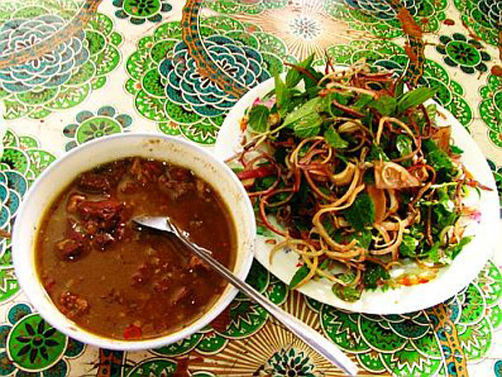 Pịa hay còn gọi là nậm pịa (tức chất sền sệt ở trong ruột con bò). Nậm Pịa chỉ có ở vùng núi Tây Bắc, đây là món ăn truyền thống có từ rất lâu đời của đồng bào dân tộc Thái ở Sơn La. Ảnh: Internet.