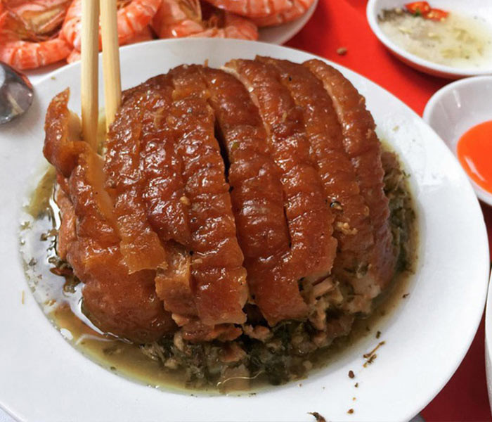 Khâu nhục là thịt được ướp đẫm gia vị gồm các loại như húng lìu, ngũ vị hương, địa liền, tỏi, ớt, rượu, dấm, bột ngọt, hạt tiêu..., sau đó hấp cách thuỷ tận nửa ngày cho thịt thật mềm. Miếng thịt khâu nhục khi ăn cho cảm giác như tan trong miệng mới là đạt đủ độ ngon.