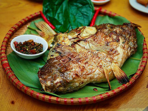 Pa pỉnh tộp là tên của món cá gập nướng, là một đặc sản của người Thái ở vùng Tây Bắc. Đây là một món không thể thiếu trong những ngày lễ Tết, đặc biệt là trên mâm cơm đãi khách.