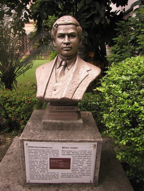 Nhà toán học nổi tiếng người Ấn Độ Srinivasa Ramanujan được xem là đã tìm ra hơn 3.000 định lý. Ông tuyên bố nữ thần của Hindu giáo là Namagiri đã xuất hiện trong giấc mơ của ông và nói cho ông những công thức mới.