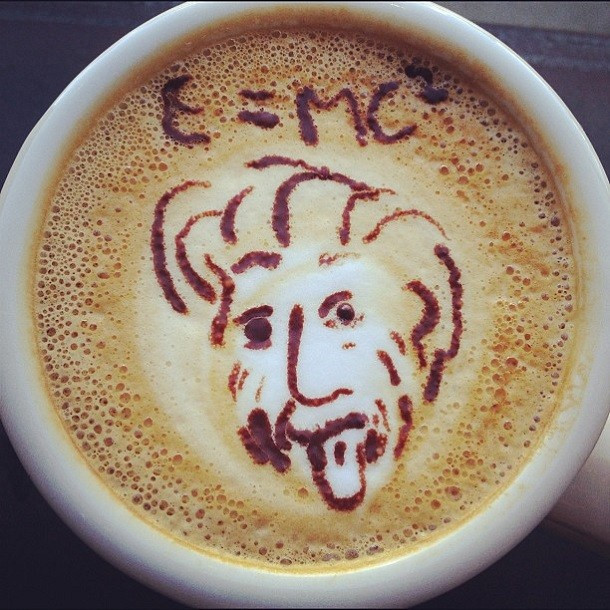 Thuyết tương đối của Albert Einstein đã thay đổi thế giới vật lý nhưng ít ai biết rằng nó đến từ một giấc mơ. Einstein đã nằm mơ thấy mình đi xe trượt tuyết xuống một ngọn núi. Sau đó, xe tăng tốc để gần như đạt đến tốc độ của ánh sáng. Ông nhận thấy rằng những ngôi sao nhìn khác nhau và quan sát này đã dẫn lối chỉ đường cho Einstein tìm ra công thức nổi tiếng. Đây là một trong những giấc mơ góp phần xoay chuyển thế giới.