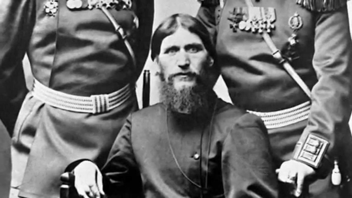 Sau cùng, nhóm người ám hại Rasputin dùng gậy đánh liên tục vào người ông rồi dùng vải bọc quấn lại và vứt xuống sông. Vài ngày sau, người ta tìm thấy xác của Rasputin nổi trên dòng sông Neva.