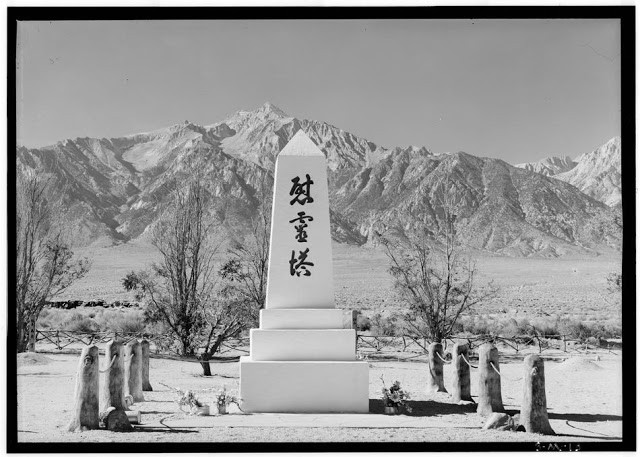 Ảnh chụp đài tưởng niệm ở trại Manzanar. Phía sau là núi Williamson.