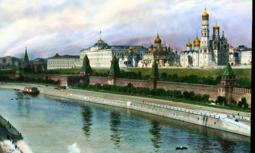 Điện Kremlin nguy nga tráng lệ khi nhìn từ phía cầu Bolshoi Kamenny. Đây là một trong số những hình ảnh màu sống động về Moscow những năm 1930.