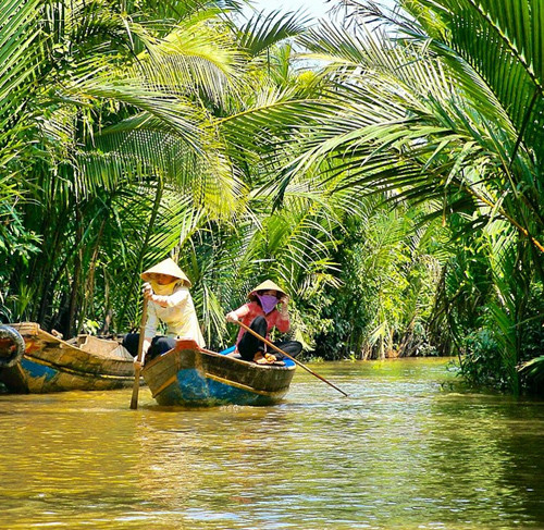 Hình ảnh hai phụ nữ chèo thuyền đi lại trên những kênh rạch ở đồng bằng sông Cửu Long đã lọt vào ống kính phó nháy tài khoản whereswiwi.