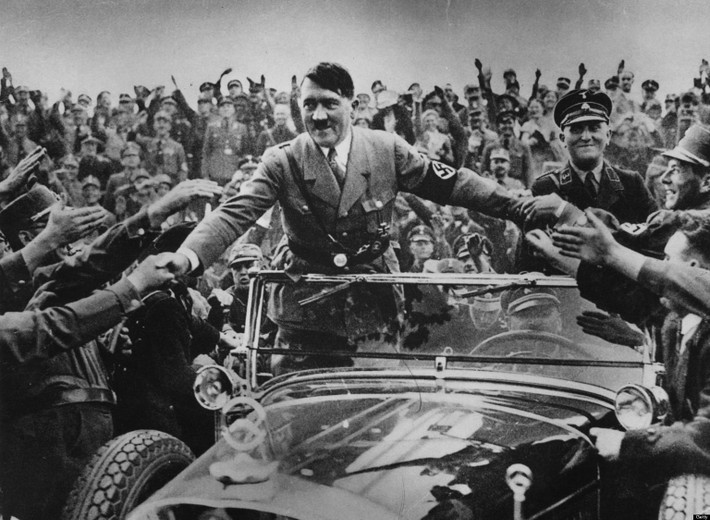 Cha của Hitler là người độc đoán, cục cằn, nghiêm khắc. Hitler bị ảnh hưởng tính cách này từ cha nên đã có những hành động điên rồ trong đó có việc thảm sát hàng triệu người Do Thái.