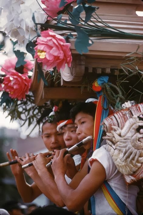 Những chàng trai thổi sáo, hòa mình vào tiếng nhạc du dương.