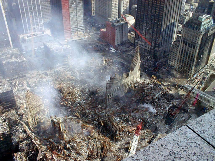 Một tháng trước khi xảy ra vụ khủng bố 11/9, Tổng thống George W. Bush đã nhận được nội dung Bản tin vắn hàng ngày của Tổng thống (PDB) có đoạn tin liên quan đến khủng bố với tiêu đề: "Bin Laden quyết tâm tấn công nước Mỹ" với nội dung nhóm khủng bố sẽ cướp máy bay và những mục tiêu tấn công có thể là thành phố New York.