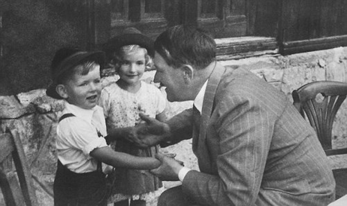 Theo đó, người ngoài hành tinh đã mang Hitler đi và cung cấp cho trùm phát xít một nơi trú ẩn bí ẩn trong vũ trụ. Đổi lại, người ngoài hành tinh sẽ được xuất hiện công khai trên Trái đất.