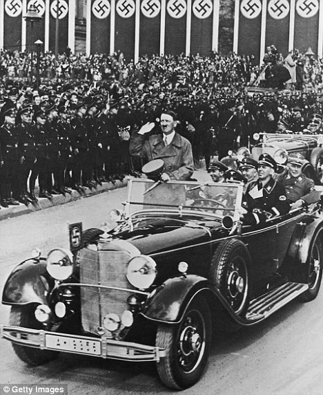 Hitler nhân bản vô tính chính mình là một giả thuyết điên khùng khác về trùm phát xít này. Theo đó, Hitler đã được tiến sĩ Josef Mengele trợ giúp thực hiện kế hoạch táo bạo trên.