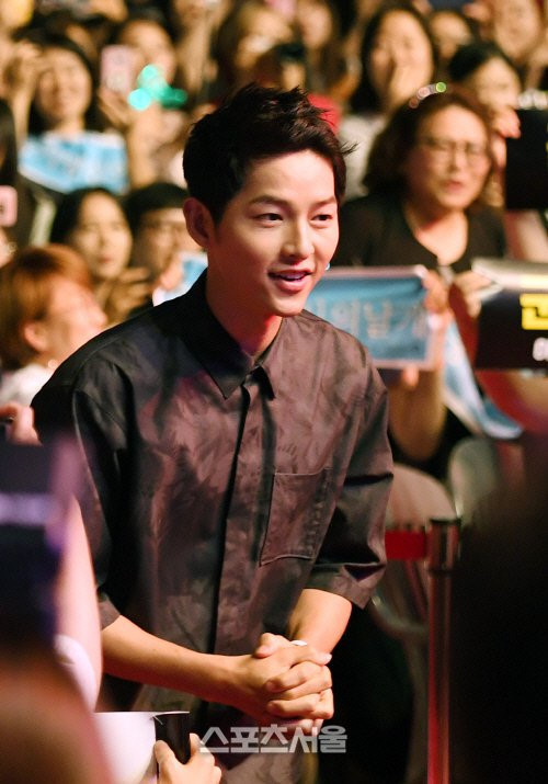 Chiều 26/6, đoàn phim The Battleship Island của Song Joong Ki có buổi quảng bá ở Changchung Gymnasium tại Seoul. Đây là sự kiện đầu tiên của mỹ nam Hậu duệ mặt trời sau kỳ nghỉ ở Bali hồi đầu tháng 6. Chuyến đi này gây xôn xao khi Song Joong Ki bị phát hiện ở cùng villa với người đẹp Song Hye Kyo.