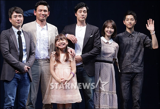 Đoàn phim còn có các tài tử Hwang Jung Min, So Ji Sub, nữ diễn viên Lee Jung Hyun và sao nhí Kim Su An cùng đạo diễn Ryu Seung Wan.