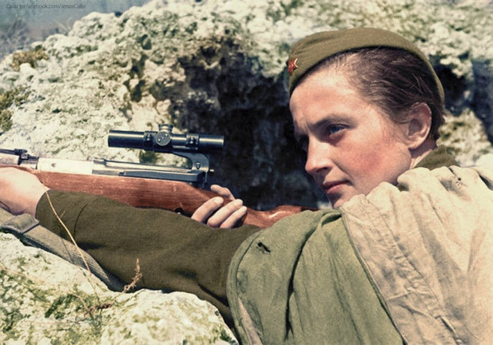 Sinh năm 1916 tại Bila Tserkva (hiện là một phần của Ukraine), Pavlichenko theo học ngành lịch sử tại Đại học Kiev. Bà được miêu tả là một người có cá tính độc lập, mạnh mẽ, nghịch ngợm. Năm 14 tuổi, gia đình bà chuyển về sống tại Kiev. Tại đó, bà làm việc trong một xưởng sản xuất đạn dược cho quân đội. Ảnh: Public Domain.