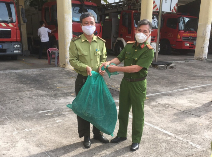 Theo đó, lực lượng chức năng đã bắt được con trăn dài khoảng 3m, nặng 25 kg rồi bàn giao cho Chi Cục Kiểm lâm TP xử lý theo thẩm quyền. Ảnh: Công an Nhân dân.