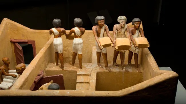 Năm 1920, các nhà khảo cổ đã phát hiện một ngôi mộ ở Thebes (nay là Luxor). Trong số những cổ vật quý giá được tìm thấy, họ đặc biệt chú ý đến một mô hình kho lương thực được tìm thấy trong căn phòng bí mật. Ảnh: Metropolitan Museum of Art.